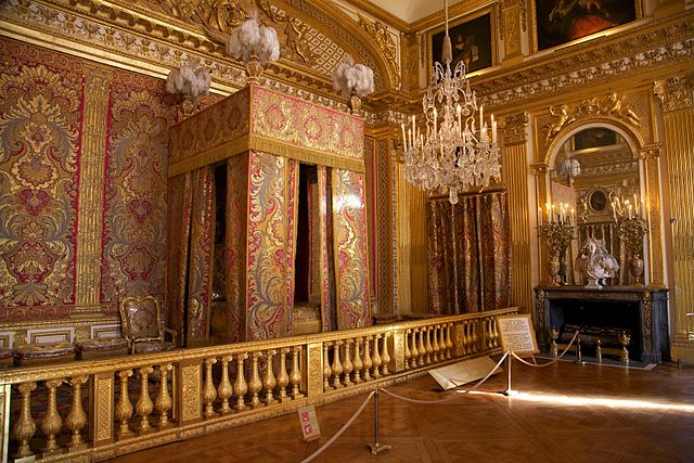 To the left the Versailles bedroom of Louis XIV. To the right the entrance to Donald Trumps New York Apartment. Image credit: <a href="http://www.fotopedia.com/items/jmhullot-z2Umsz0Z8aY">Jean Marie Hulot</a>, <a href="https://commons.wikimedia.org/w/index.php?curid=34640481)">CC BY 3.0</a>